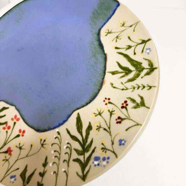 Talerz ceramiczny z roślinami